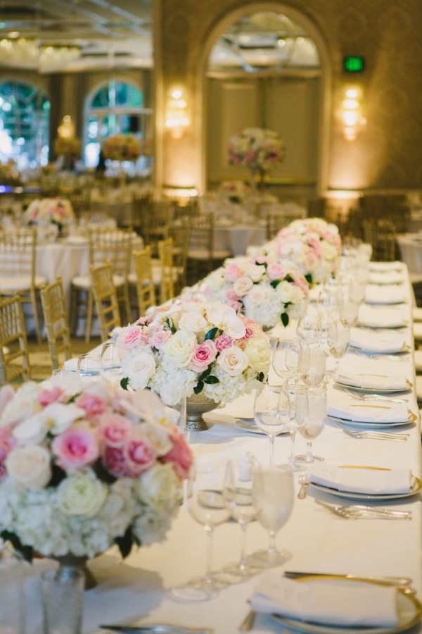 Family-Style-Table-at-Wedding-600x900